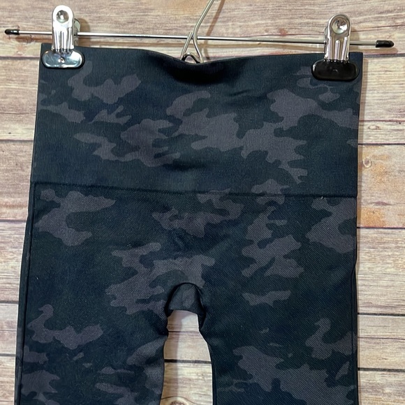 Spanx Black and Gray Camo Size XS EUC - Picture 6 of 6